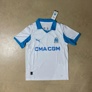 Marseille 25/26 - Säljer denna snygga tröjan från klubben Marseille för endast 279kr! Skriv till om ni är intresserade