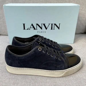 Lanvin skor  - Hej! Säljer nu dessa sjukt snygga lanvin skor. Skorna är i toppskick! Har begränsat antal boxar och dustbag. Hör av dig vid frågor. 