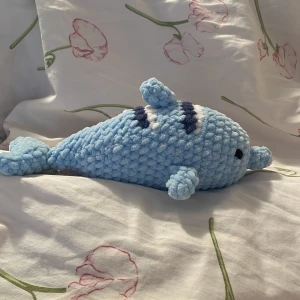 Blå virkad narval gosedjur - handvirkad blå val. Påsydda ögon vilket gör den helt barn säker. 🐳☺️