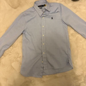 Ralph lauren skjorta - skick 10/10 endast testad| modell slim fit| storlek s| pm för mer info 