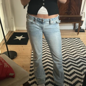 True Religion Joey Low Rise Flare Jeans - Säljer ett par ljusblå True Religion Joey jeans med låg midja och flare-ben. Nypris är 1599kr säljer för 900 till och börja med! 