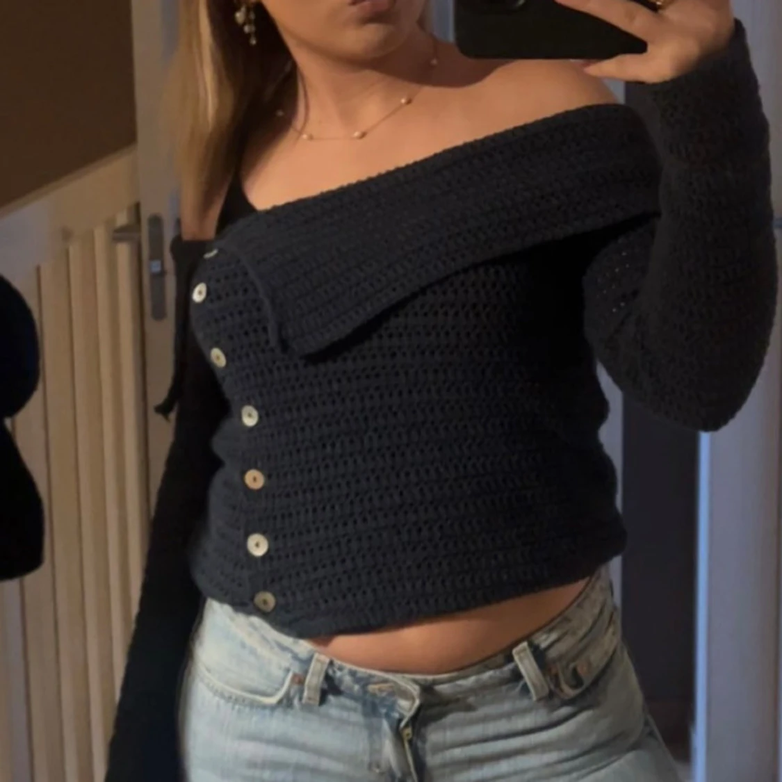 Mörkblå offshoulder kofta från Zara