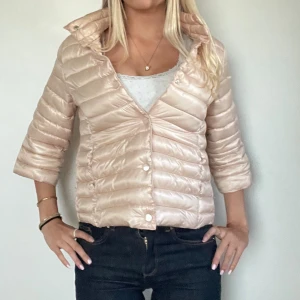 Beige/rosa Herno liknade jacka - FÖLJ FÖR LIKNANDE💕 varm och fin Herno liknande jacka som är mycket lik orginalet. Perfekt nu i höst och vinter och i perfekt skick. Storlek S! Tryck köp nu! TK-0028