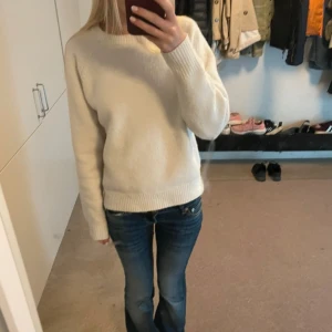 Vit stickad tröja från BikBok - Mysig vit stickad tröja från BikBok i storlek S. Tröjan har rund halsringning, ribbade muddar och är långärmad. Perfekt för lager-på-lager och enkel att matcha med jeans eller kjol. Lite nopprig. Köpt för 399kr.
