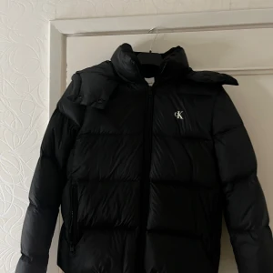 Svart pufferjacka Calvin Klein Jeans XS - Svart pufferjacka från Calvin Klein Jeans. Perfekt nu till hösten och vintern. Använt i två månader. 