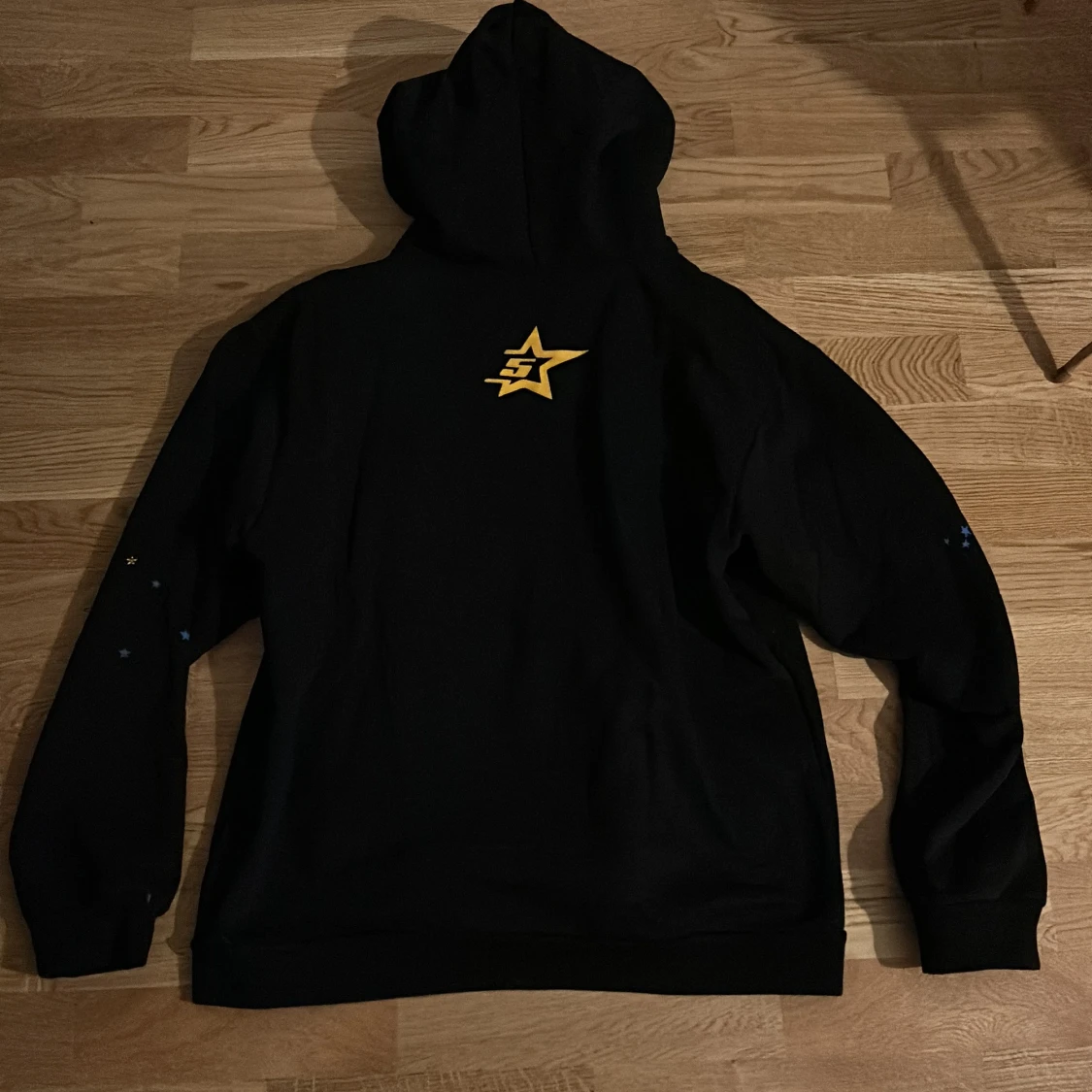 Svart hoodie från Sp5der med tryck - 1
