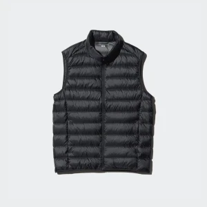 Svart dunväst från Uniqlo ultra lightdown XS - Snygg svart dunväst från Uniqlo med quiltad design och dragkedja framtill. Västen är lätt och smidig, perfekt att slänga över en hoodie eller tröja. Klassisk passform och stilren look som funkar till det mesta.