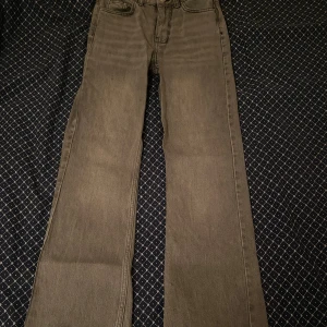 Grå jeans från Perfect Jeans, stl 32 - Snygga grå jeans från Gina Tricot som är midwaist.  Tillverkade i mjukt jeanstyg som sitter skönt hela dagen. Slitna längst ner.