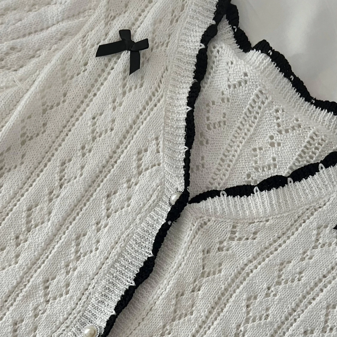 Vit stickad kofta med svarta rosetter - 1