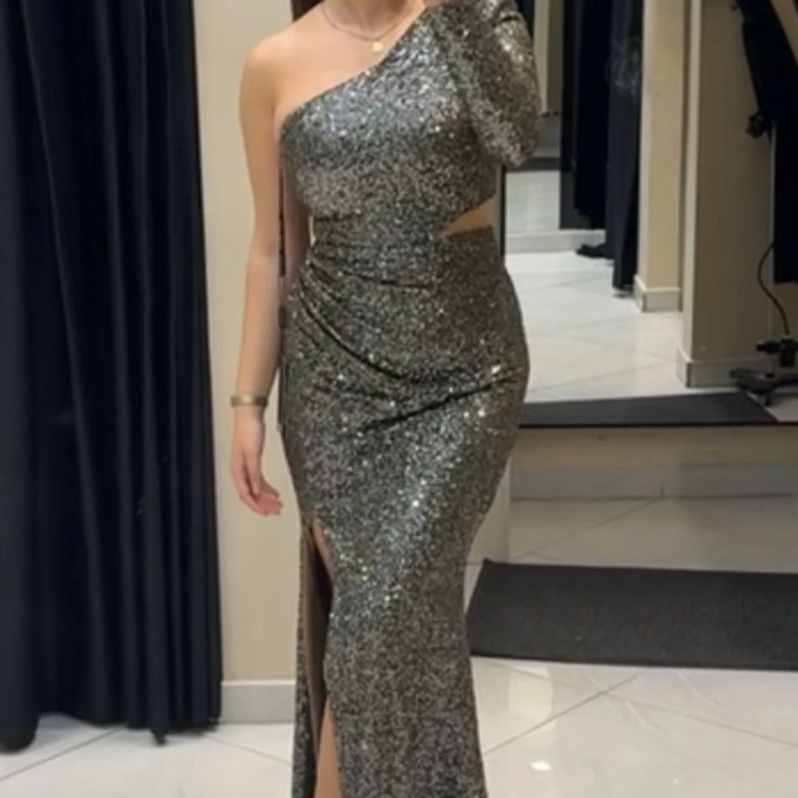 Glittrig silver långklänning oneshoulder
