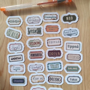 Motiverande ord – klistermärken - Ett ark med inspirerande klistermärken med ord som 'Glädje', 'Vision', 'Kreativ', 'Modig' och fler. Perfekt för att peppa dig själv, dekorera anteckningsböcker eller ge bort till en vän. Skapa motivation och sprid positiv energi i vardagen!