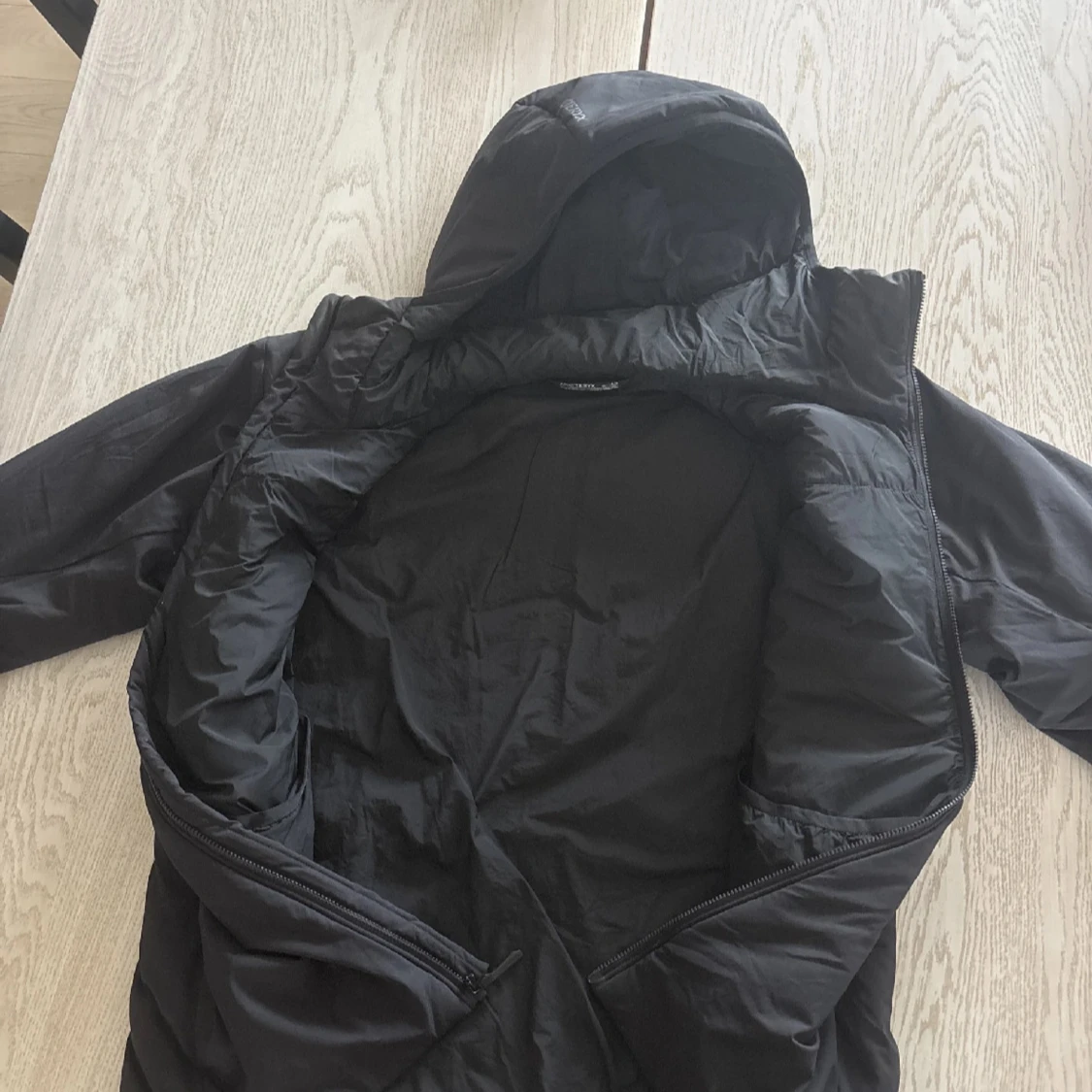 Svart jacka från Arc'teryx - 4
