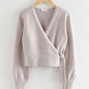 Omlott kofta & Other stories - Säljer min omlottkofta från & Other stories i färgen ”gråbrun” 💞 Lite nopprig eftersom den är använd, kostar ca 800kr nypris