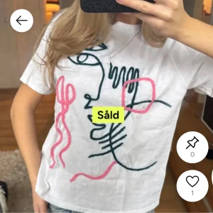 SÖKER!!!! Vit t-shirt med grafiskt tryck - Vit t-shirt med coolt grafiskt ansiktstryck i svart och rosa.