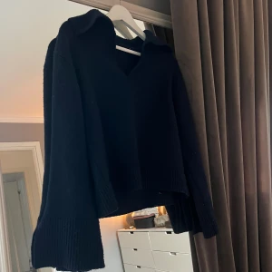 Marinblå stickad tröja med krage - Super fin marinblå stickad tröja med en fin krage som viker sig på axlarna, tröjan är lite nopprig men utöver de i bra skick❣️ Tveka  inte på att höra av dig