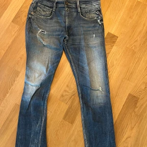 Replay jeans med slitningar - Snygga blå jeans från Replay med slitna detaljer.