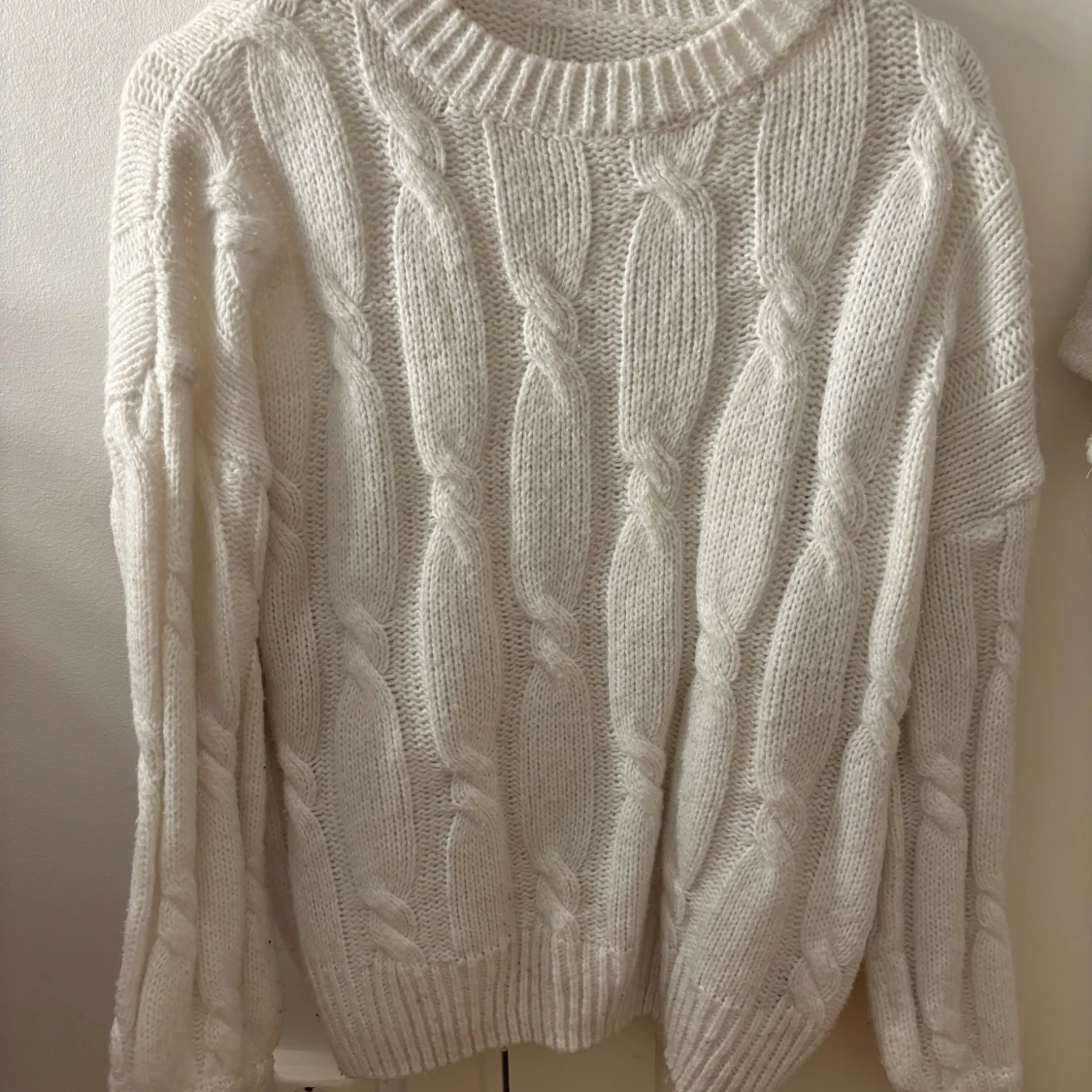 Vit kabelstickad tröja - 2