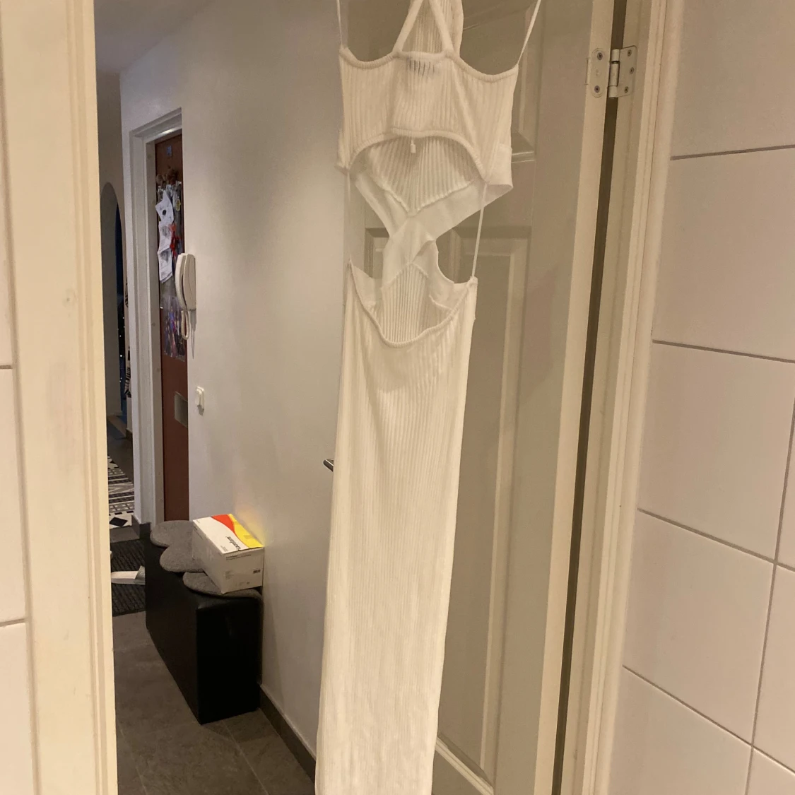 Vit ribbad långklänning med cut-outs - 2