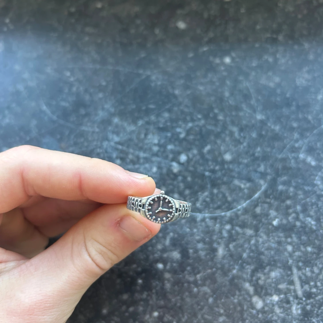 Silverring som ser ut som en klocka - 1