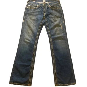True Religion Baggy Jeans - Lite slitna vid benöppningen men i övrigt bra skick. Väldigt unika och sällsynta med snygg passform