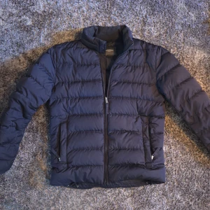 Dunjacka - Riktigt fin dunjacka från dressman, perfekt för hösten och vintern som kommer. Hör av er om ni har funderingar. Originalpris 1299