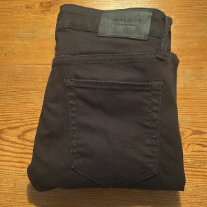 Jack&Jones Slim Glenn  - [Helt nya Jack&Jones jeans i Slim Glenn] [Helsvarta] [29/32] [Skick 10/10] Hör gärna av dig vid någon fundering! Pris är disskuterbart, mvh Edvin💫