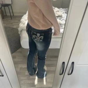 Jeans med coola bakfickor  - Säljer ett par jeans med unika bakfickor, Gina Tricot 14+, storlek S i TALL, midjemått 36-37 och innerbenslängd 82. Använda bara 2 gånger så är i helt nytt skick och har inte några defekter alls! 💖Går ner i pris vid snabb affär, dessa jeans i TALL går inte att köpa längre 