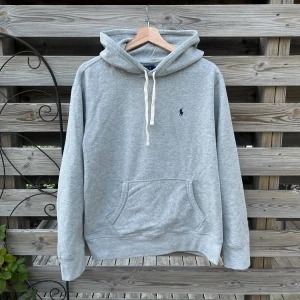 Grå hoodie från Polo Ralph Lauren - Riktigt fet grå Hoodie från Ralph Lauren. Storlek L, passar dock som en M. Superfint skick, knappast använd, väldigt härlig och mjuk. Hör gärna av er vid funderingar 🙌🏻