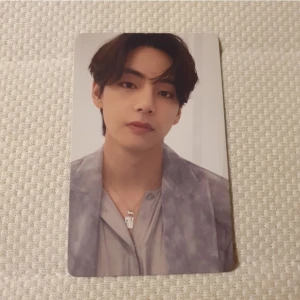 OFFICIELL KPOP BTS Kim Taehyung V The Proof Compact edition album photocard - Bilderna visar ett samlarkort med en person på framsidan och en logotyp på baksidan. Produkten är inte elektronik och passar inte in i någon av de angivna taxonomierna för elektronikprodukter.