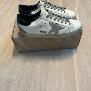 Tvärfeta golden goose, vita, storlek 43 - Tvärfeta golden goose, mycket fint skick ända tecknet på användning är inne i skon, annars är den i perfekt skick. Box medföljer självklart!   Priset är inte hugget i sten men vill inte ha några skambud!   Frakt sker på en arbetsdag!
