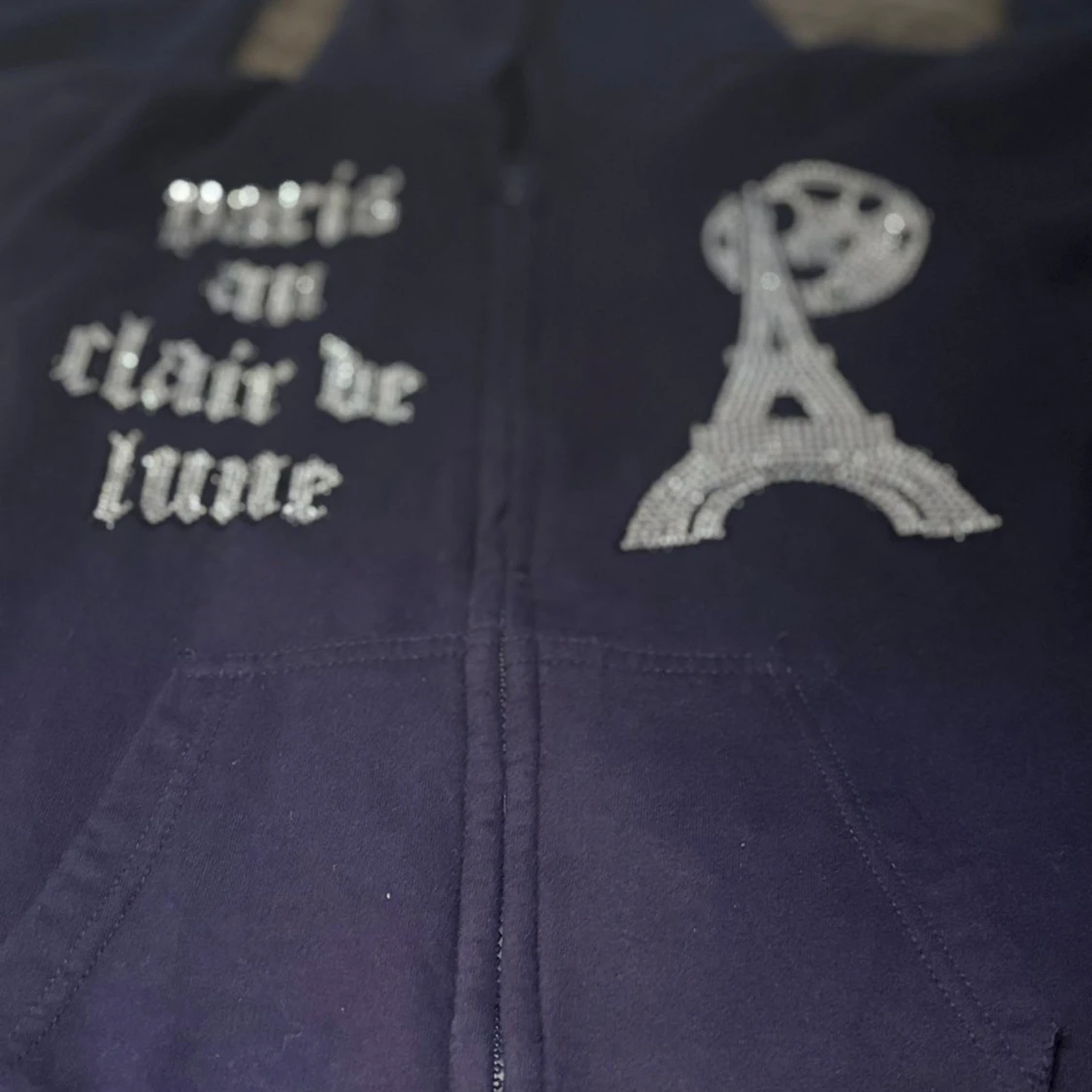 Mörkblå hoodie med strass och tryck - 2