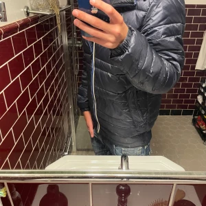 Mörkblå dunjacka från Scotch & Soda - Säljer en mörkblå dunjacka från Scotch & Soda. Själv är jag 181 och om du har några funderingar så tveka inte på att höra av dig😁