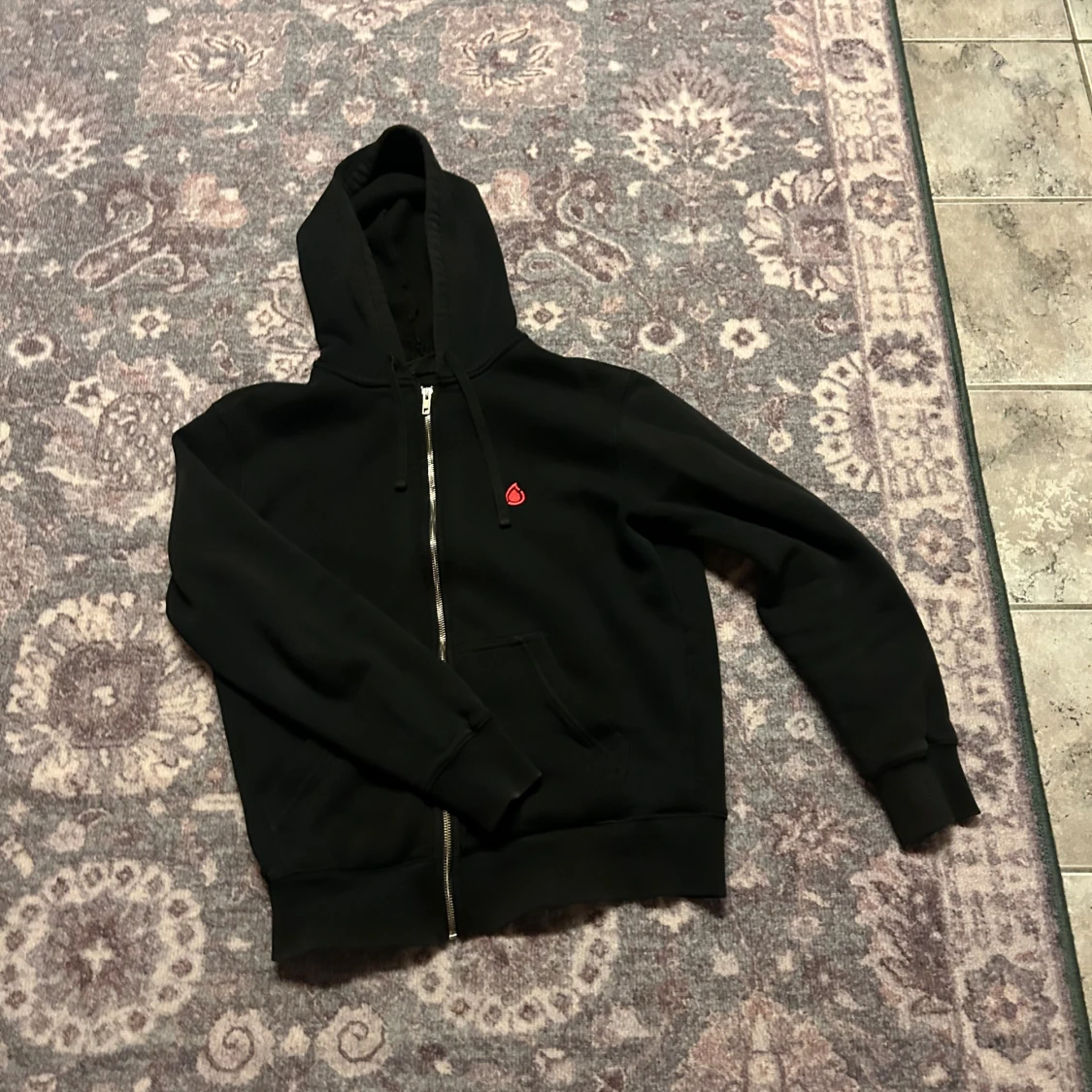 Svart hoodie från Bloodline med dragkedja