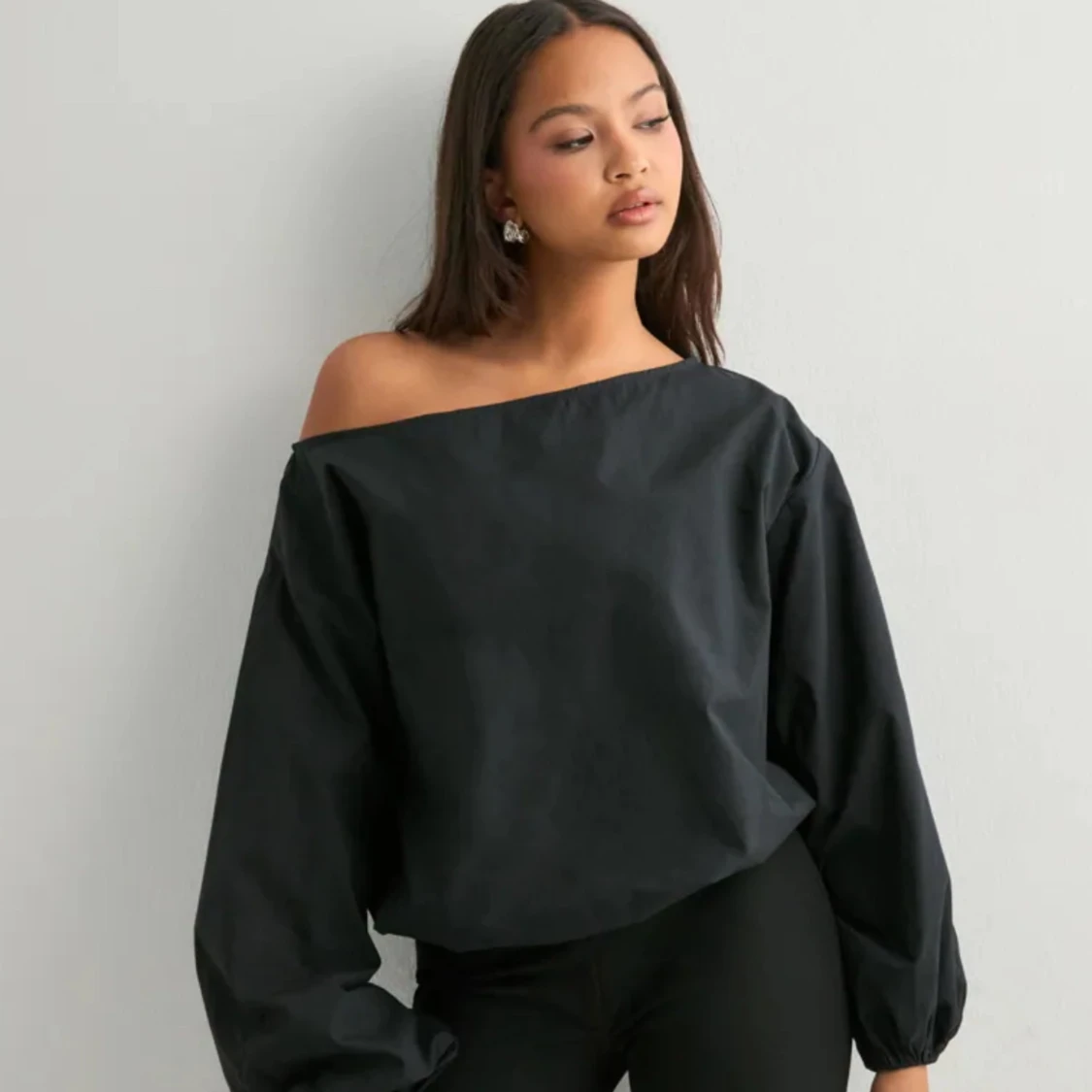 Svart offshoulder blus med vida ärmar