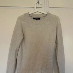 Beige stickad tröja från Vero moda - Mysig beige stickad tröja från Vero Moda, i nyskick😊