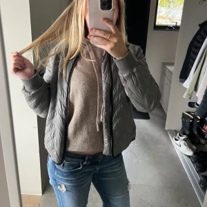 Skit snygg jacka!!  - De står ingen storlek i jackan men de passar ungefär S! 💞💞