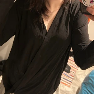 Svart långärmad blus - Säljer en svart långärmad blus med v-ringning då den är för stor för mig. Blusen har en loose passform och är i storlek L💕