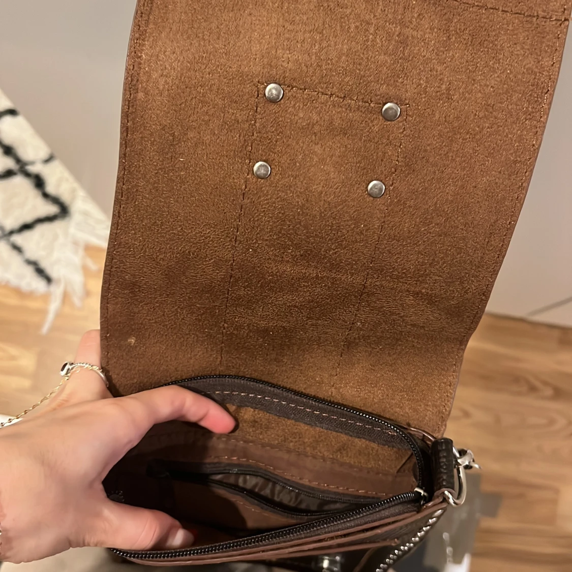 Brun axelväska från Giorgio Armani - 2