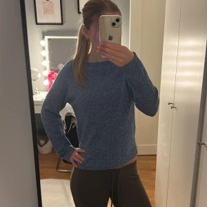 Blå stickad tröja från Vero Moda - Mysig blå stickad tröja från Vero Moda. Perfekt till lite kyligare dagar då den inte är jättetjock💗 skriv om du har några mer frågor 💗                Finns på flera sidor!