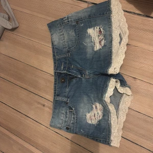 Blå jeansshorts med spetskant - Så snygga shorts, säljer pga att dom ej passar längre💕