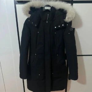 Moose knuckles Jacka - Svart moose knuckles jacka dam. Som ni kan se så har jag tejpat jackan med klädestejp pågrund av ett litet hål. Men det syns knappt i verkligheten. Vit äkta päls som är avtagbar. Vid snabb affär kan gå ner i pris. 