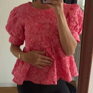 Rosa blus med puffärmar från Vero Moda - Superfin rosa blus från Vero Moda med puffiga korta ärmar och strukturmönster. Verkligen bara använd nåra gånger.