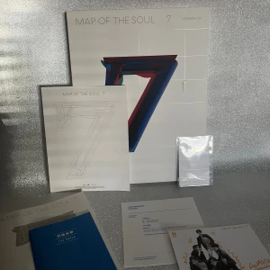 Bts album - Map of the soul 7 (Ver 03) Skiva finns med. Om du vill veta vem som är på photocardet eller har andra frågor så hör gärna av dig!