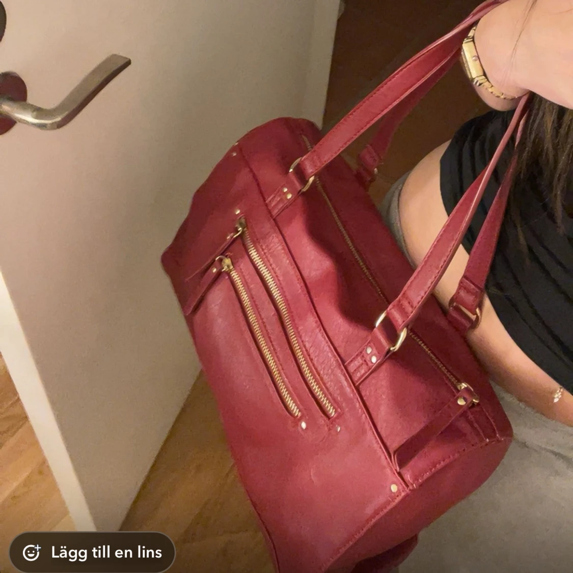 Röd axelväska med gulddetaljer - 3