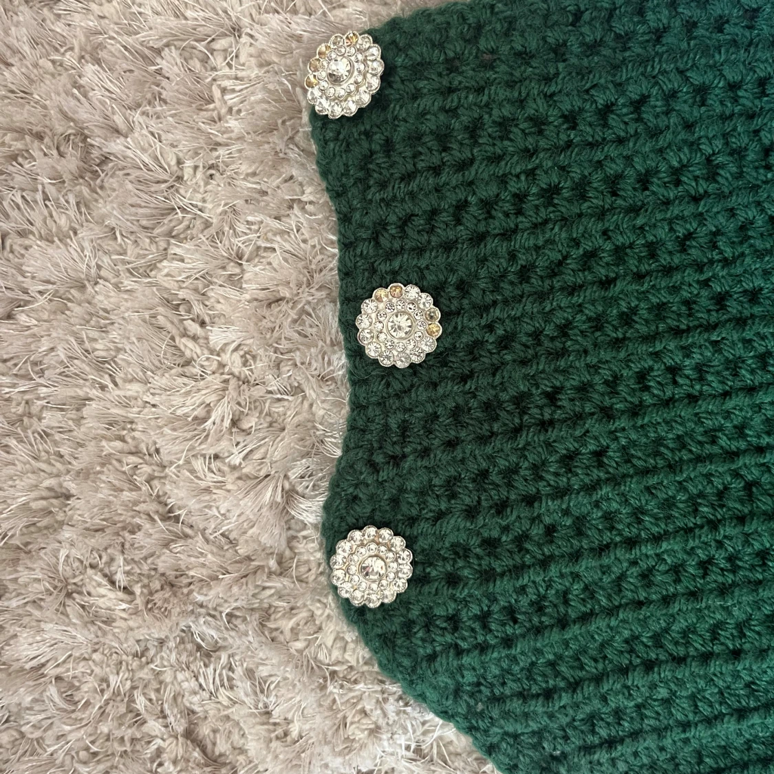 Mörkgrön stickad topp med pärlknappar - 2