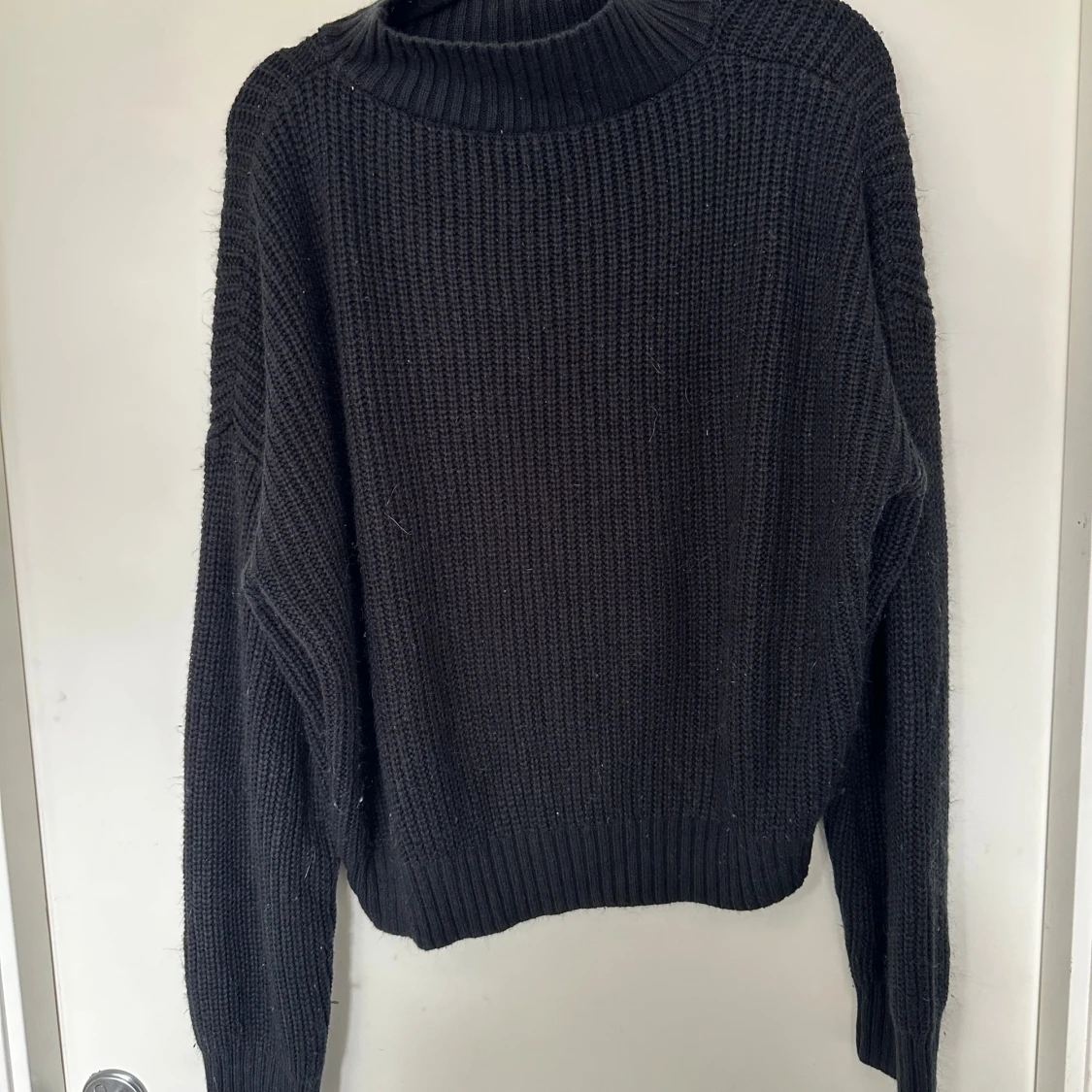 Svart stickad tröja med ribbad krage S-M