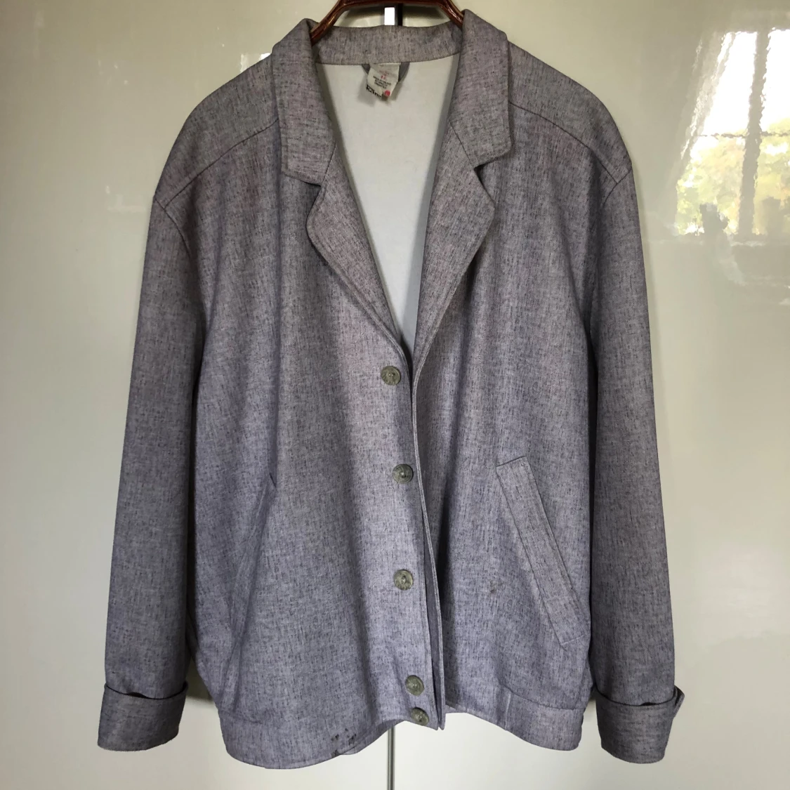 Grå overshirt med knappar