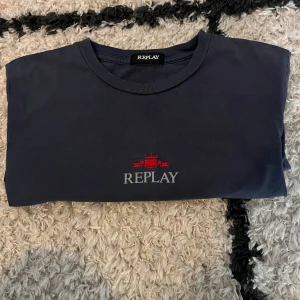 Replay t-shirt - Säljer denna sjukt feta mörkblå replay T-shirt i stl 12y. Den är i sjukt bra skick förutom att den har fått lite solkrämsfläckar där back på tröjan men inget man tänker jättemycket på 