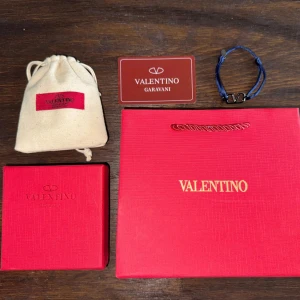  Valentino armband  - Allt og medföljer,.   Skickas samma dag 