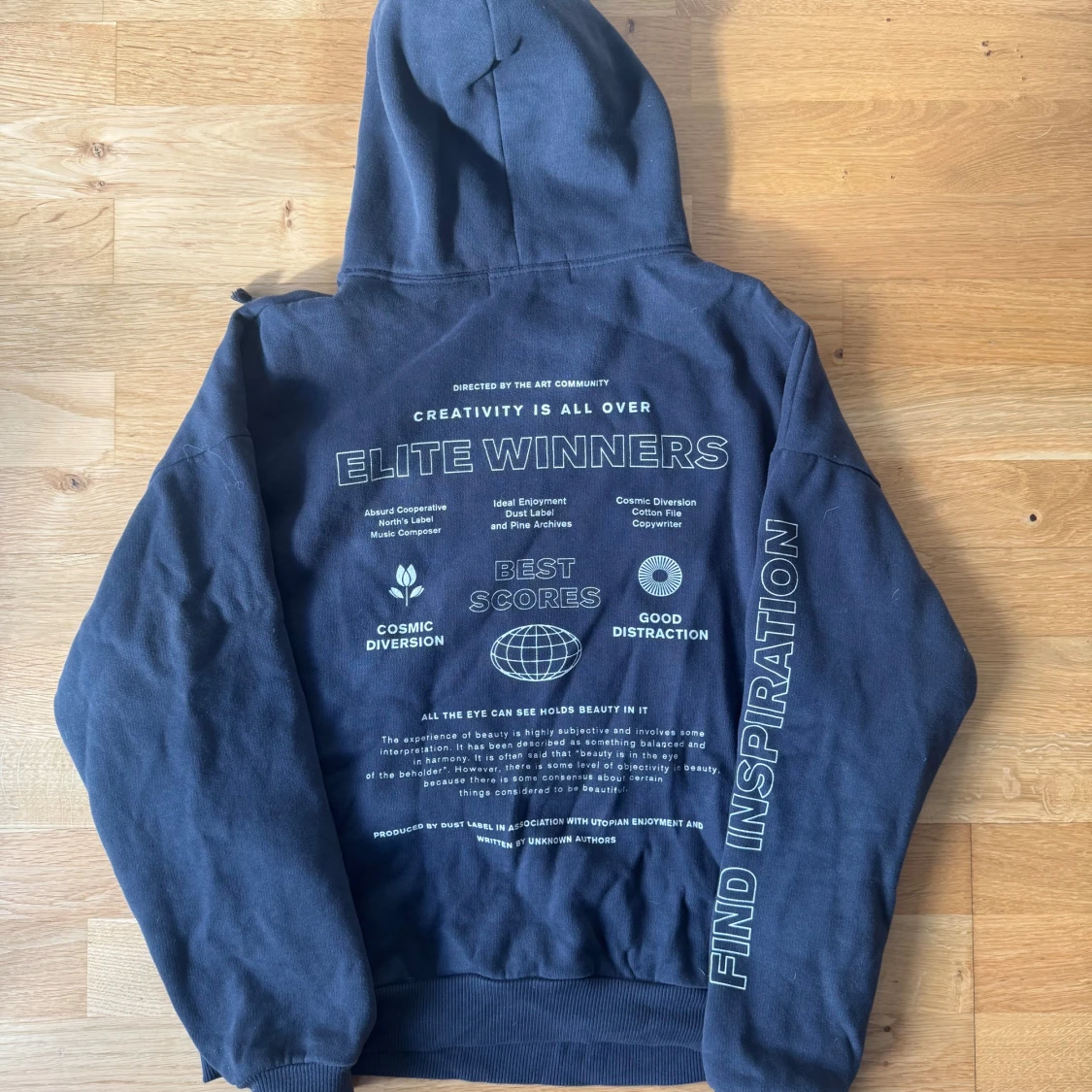 Svart hoodie Pull&Bear med tryck